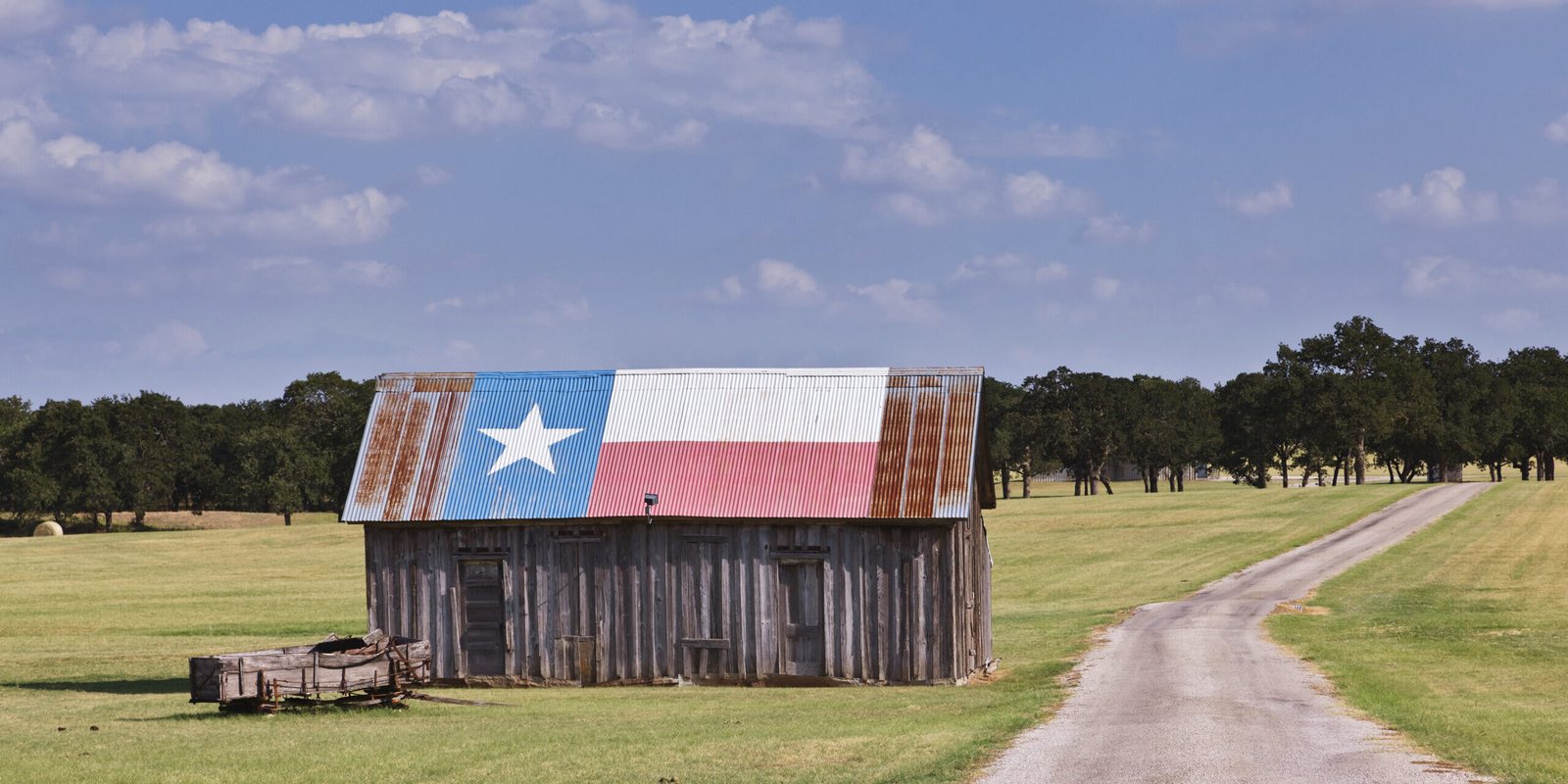 Barn with Texas' flag painted across the roof